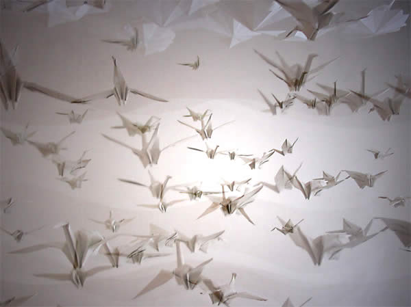 installation mit blindenpapier © krause :-)B freiheit zum greifen nah