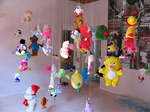 installation mit kuscheltieren vor kindersoldaten &copy; PeKa